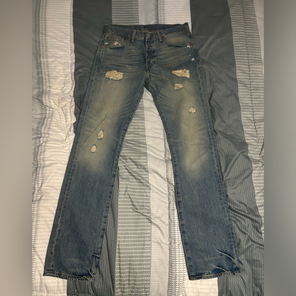 Levi’s ripped vintage style jeans!!